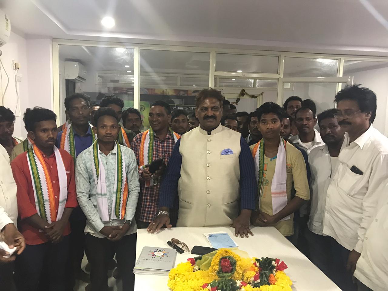 Grand gestures by the candidates of BJD and Congress to Dr Tirupati Panigrahi